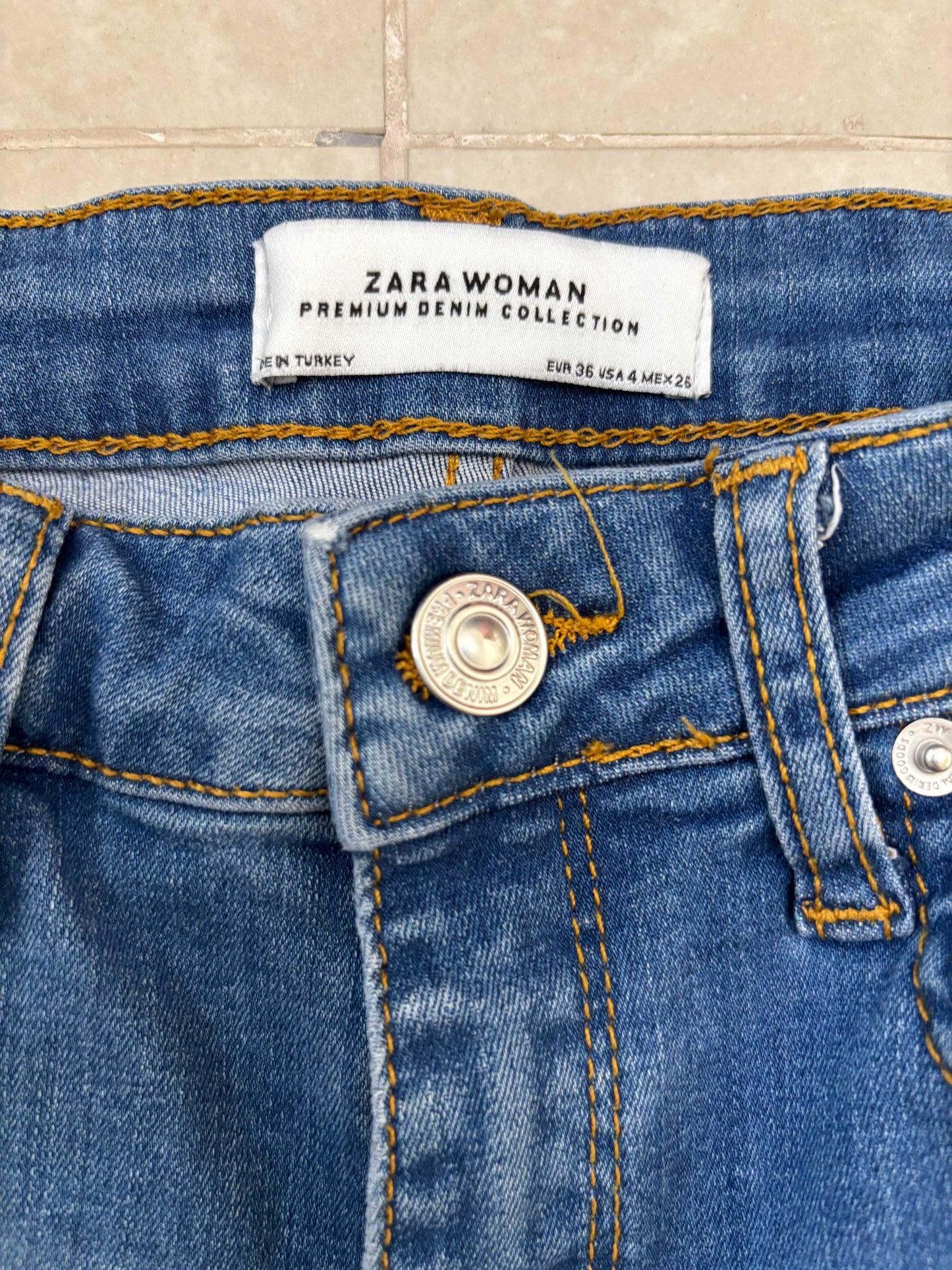 Zara Woman Premium Denim Flared Blue Jeans - XS | Waist: 26"
