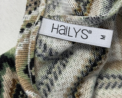 Hailys Soft Green Diverse Zigzag V-Neck Top