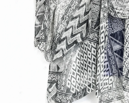 BCBGMAXAZRIA White/Black Geometric Print Sheer Kimono Shrug